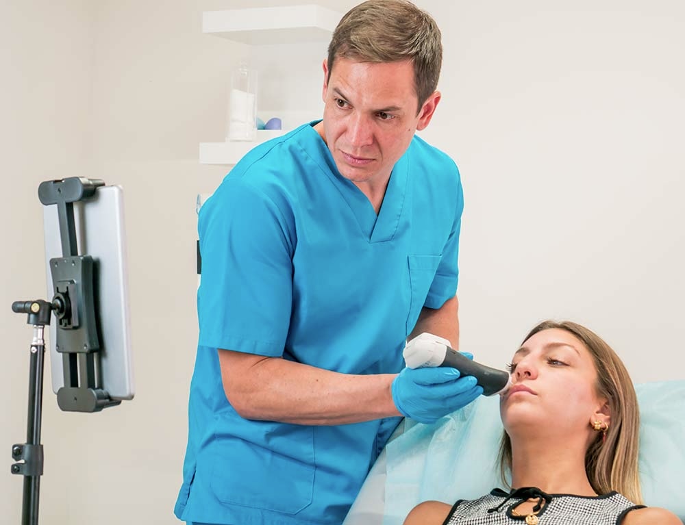 El Dr. Juan Taján utilizando ecografía facial para garantizar la máxima seguridad médica.