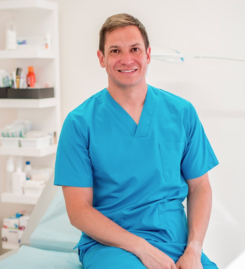 Dr. Juan Taján en su consulta de medicina estética – Atención personalizada